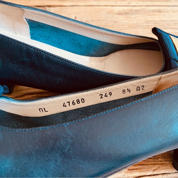 Salvatore Ferragamo—Vintage Vara Bow Heel Pumps, Double Bow (8.5 A2, Narrow) - Picture 10 of 13